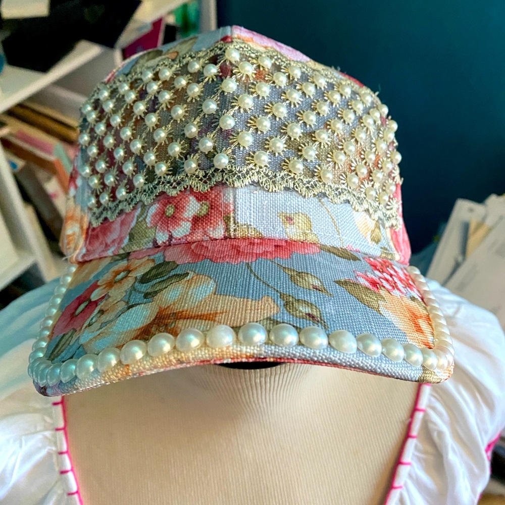 Really cute and pretty hat with pastel colors 🍰